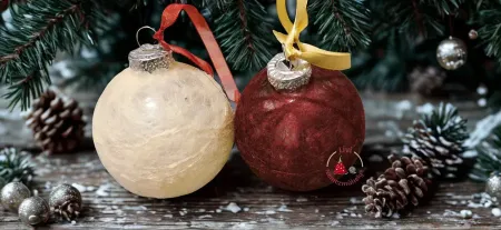 Karácsonyi díszek - üveggömbök nemezelt kabátkában_eredmény Karácsonyi díszek - üveggömbök nemezelt kabátkában_eredmény